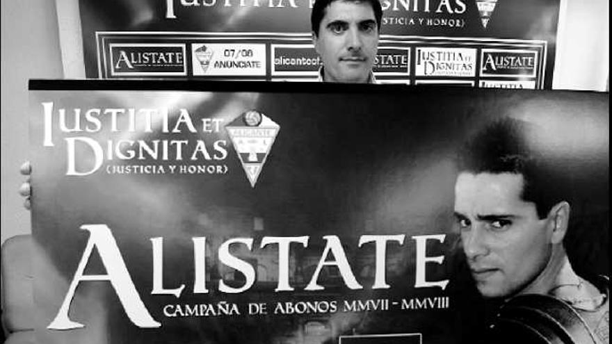 Juan Mayor,

 director general del Alicante, muestra el cartel de presentación de la campaña de abonos