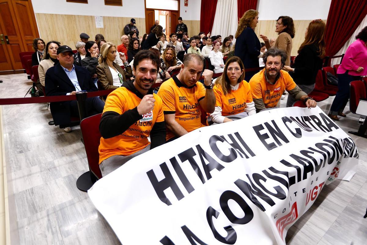 Trabajadores de Hitachi con su pancarta en el salón de plenos.