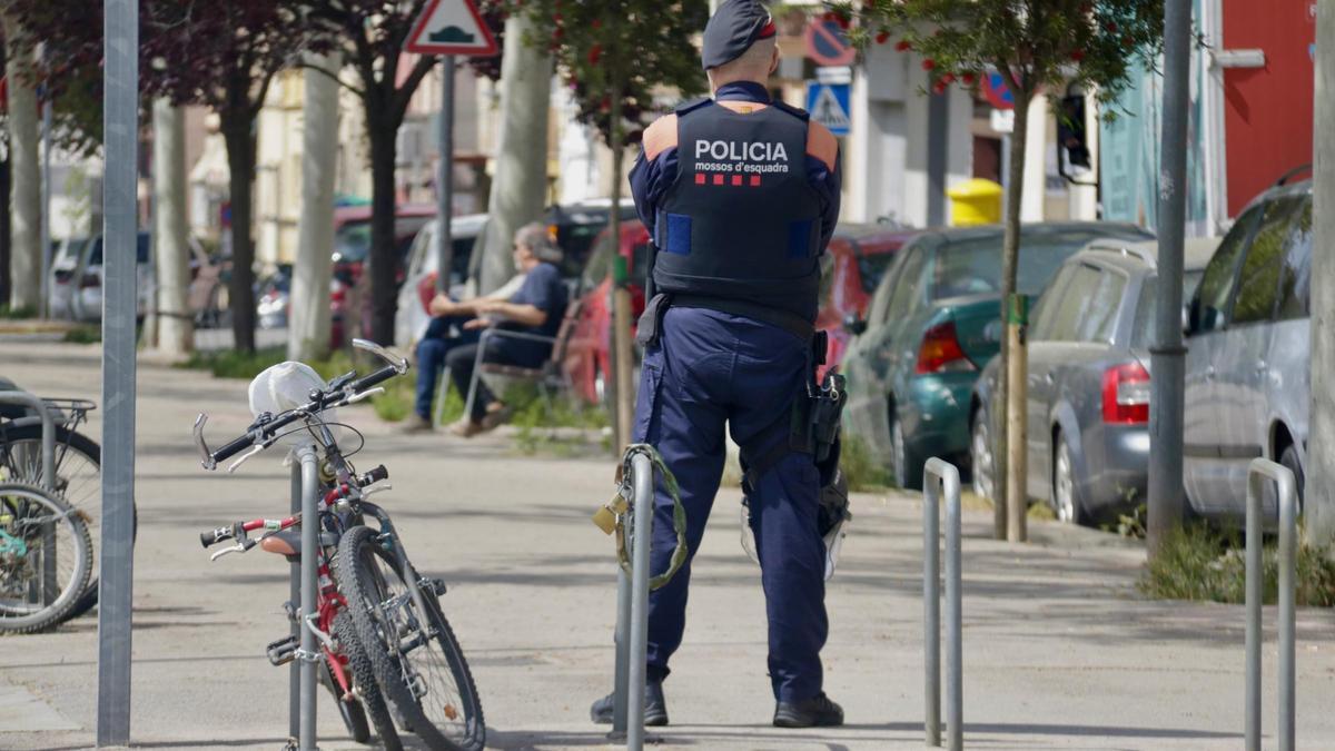 Un agente de los Mossos d'Esquadra perteneciente al despliegue en el barrio de Cerdanyola de Mataró