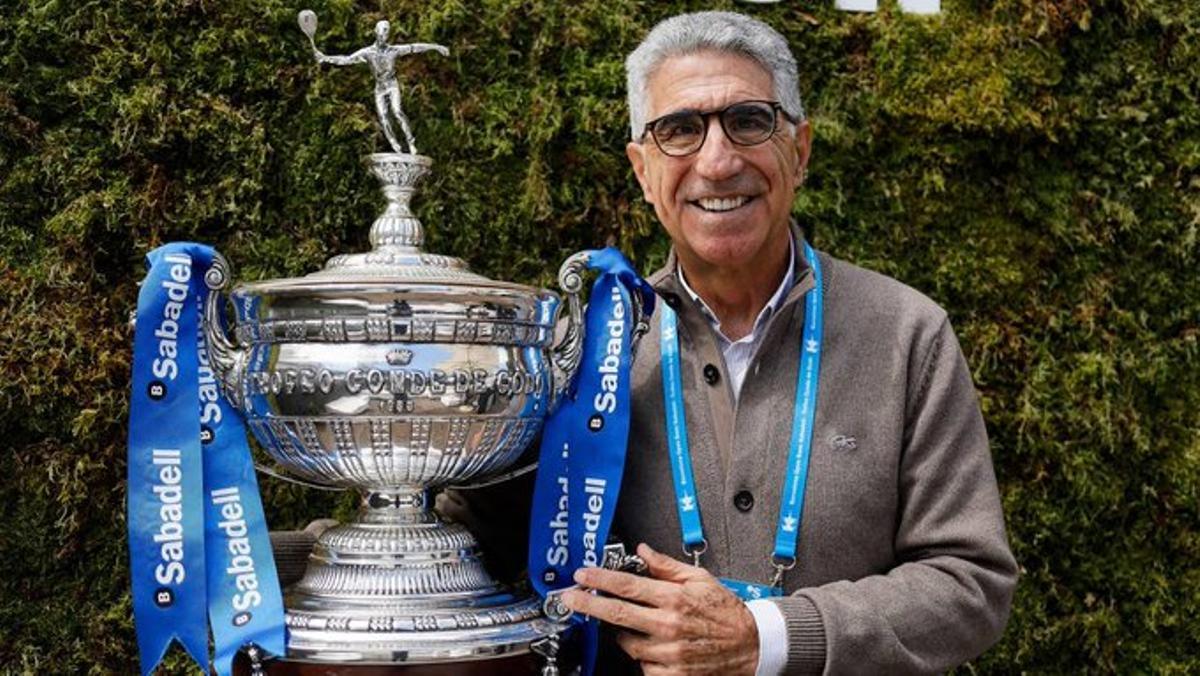 Orantes, junto al trofeo del Barcelona Open Banc Sabadell.