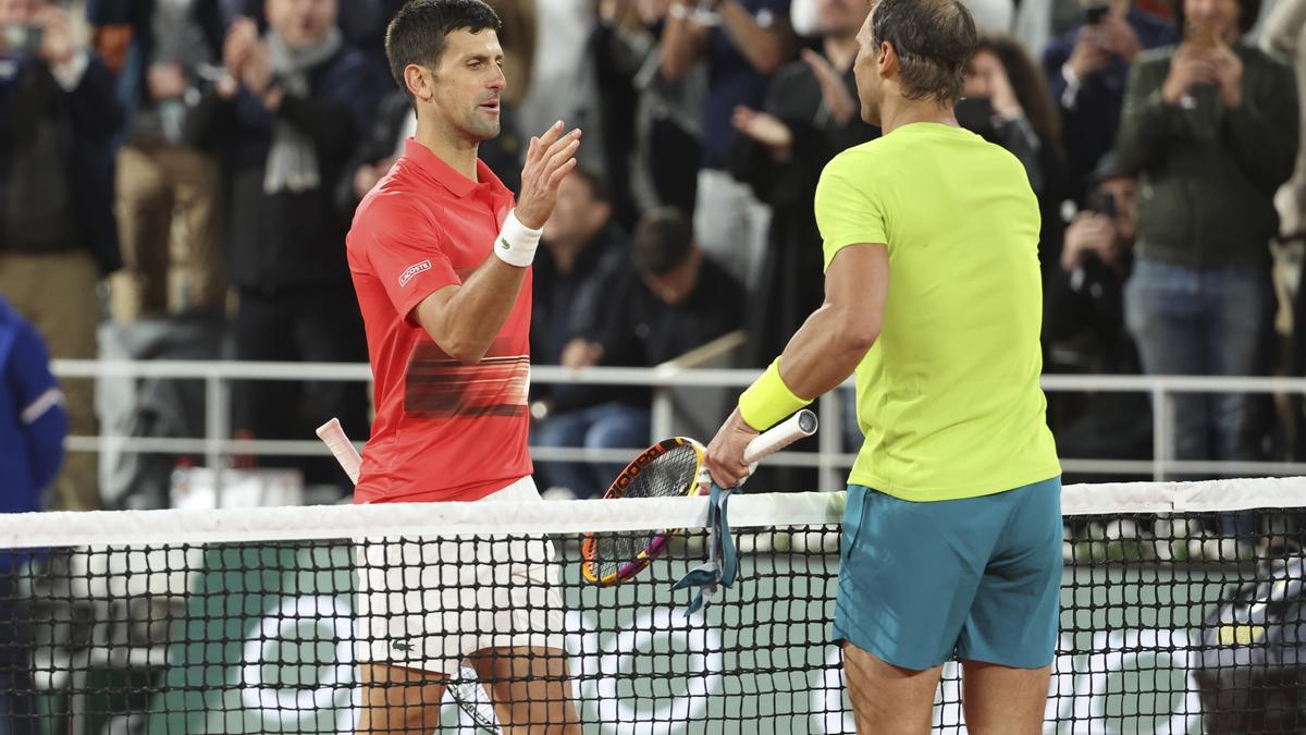 Rafa Nadal saluda a Novak Djokovic tras un partido en Roland Garros.