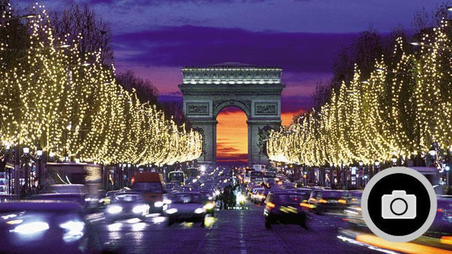 El Arco de Triunfo visto desde los Campos Elíseos en Navidad.