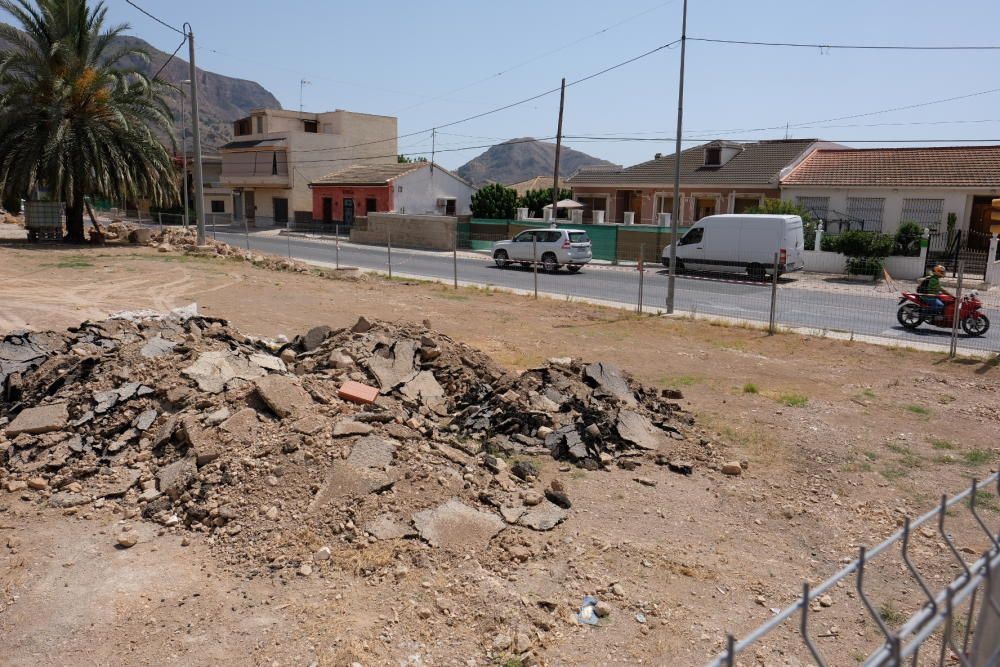 Obras del nuevo parque de Raiguero de Bonanza sobre 2.300 metros cuadrados en Orihuela que han sido reanudadas tras la paralización llevada a cabo por la demarcación de carreteras.