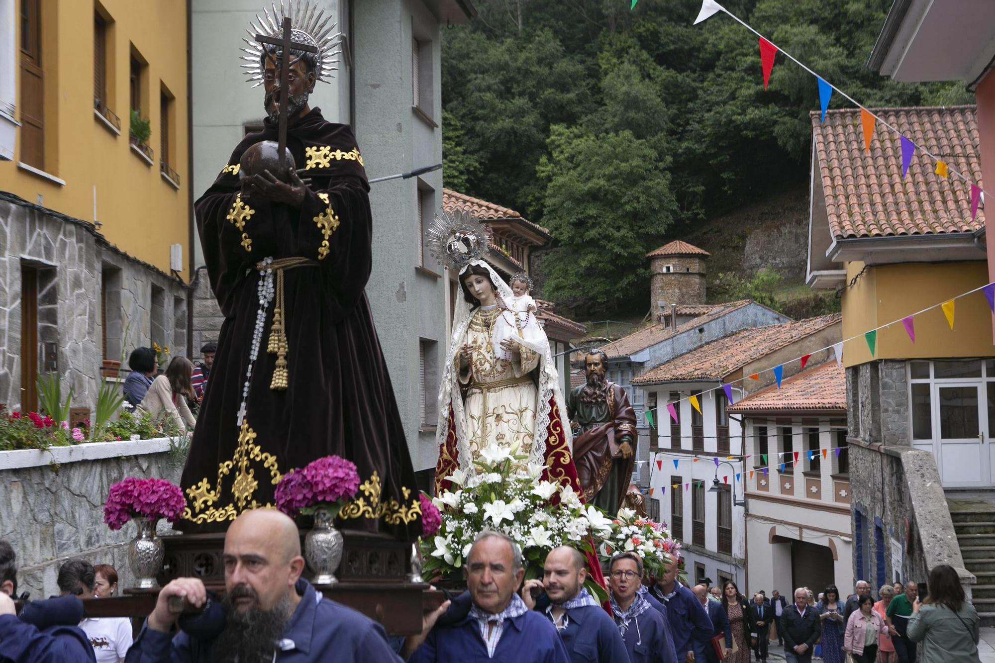 Cudillero se llena por el pregón de l'Amuravela, que invitó a "cantar ya bellar hasta quedanus sin fualgu"