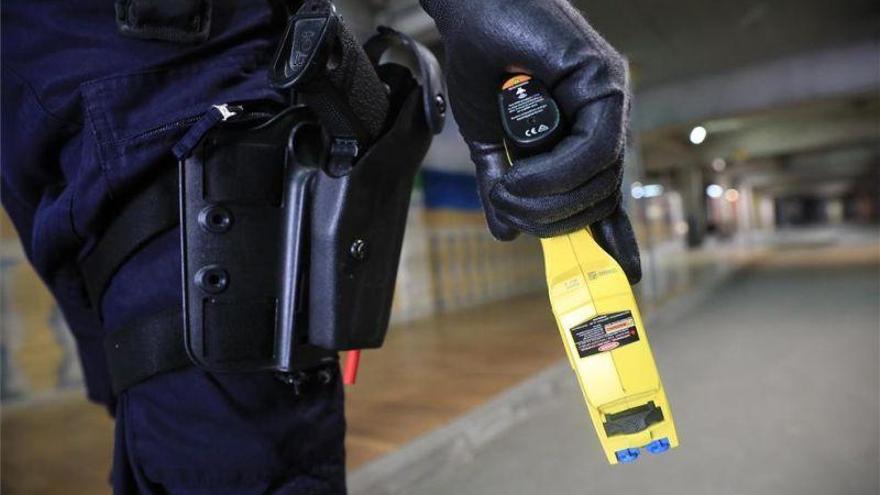 Siete municipios aragoneses ya equipan a sus policías locales con pistolas taser