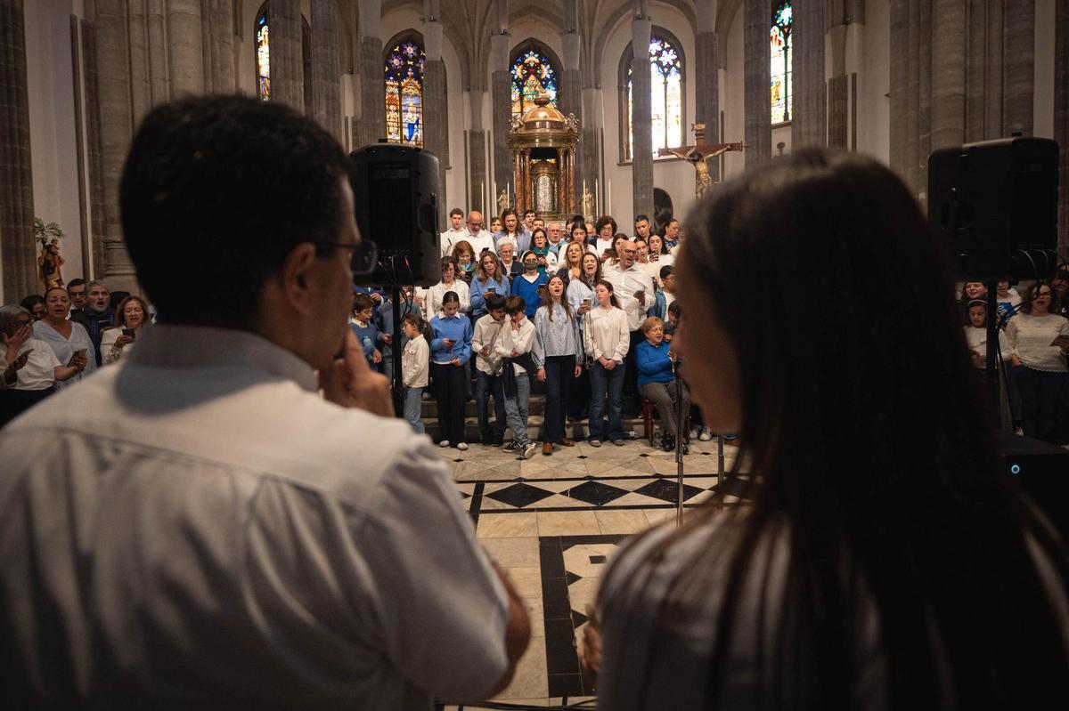 De espaldas, Juan Antonio Guedes y Estefanía Benedicto; al frente, el coro del himno del papa en La Laguna.
