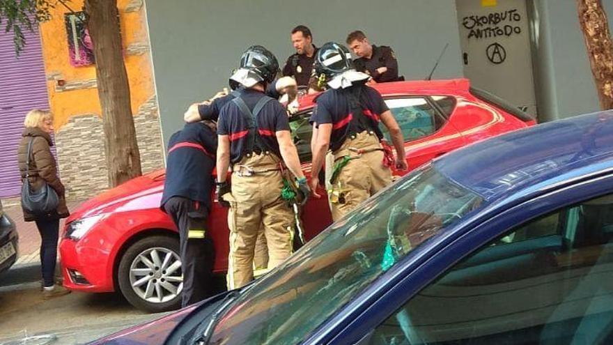 Los Bomberos rescatan a un bebé encerrado  en el interior de un coche