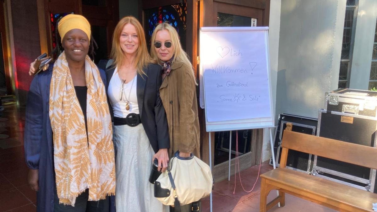 Esther Schweins (Mitte) mit Sheela Gathright (links) und Miriam Henseling (rechts) am Sonntagmorgen (19.4.) vor der Porcíncula