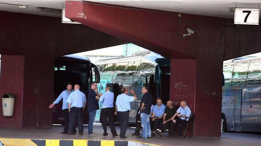 Conductores de autobuses charlan en la estación de A Coruña.