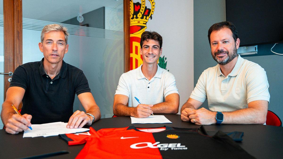 AAlfonso Díaz y Pablo Ortells posan con Antoniu Roca en la firma de su contrato