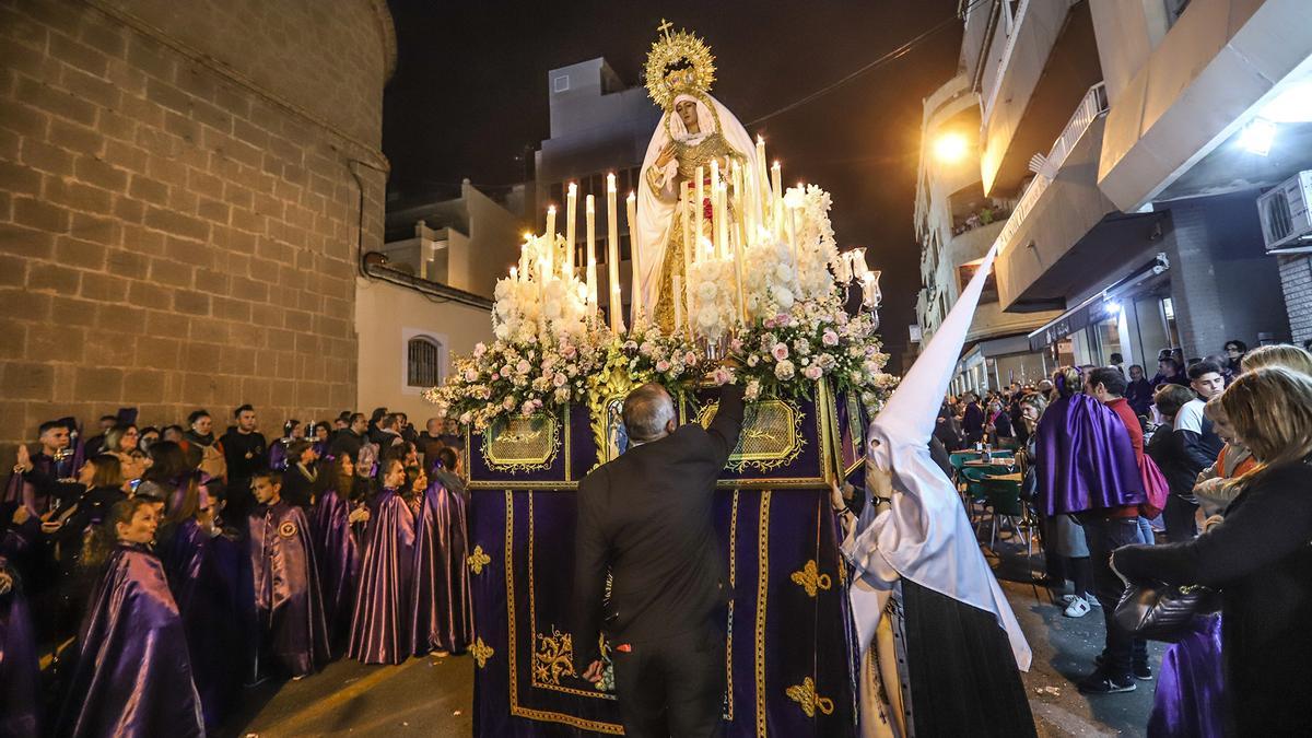 Las calles de este municipio alicantino, situado en la comarca de la Vega Baja, se transforman en espacios de recogimiento y fervor.