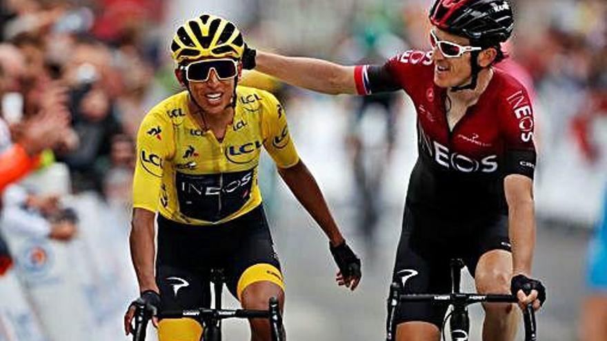 Egan Bernal, felicitado por su compañero del Ineos Geraint Thomas, segundo en la general.