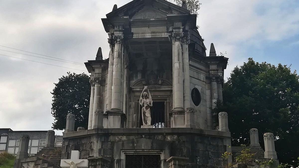 El panteón de Concha Heres, la “tumba de reyes” que languidece en Grado