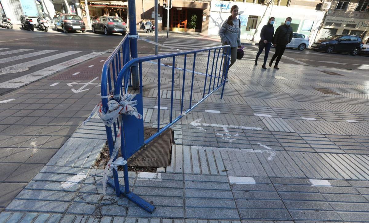 Vallas en el paseo central de Óscar Esplá, a la altura del cruce con la calle Castelar.  | JOSE NAVARRO