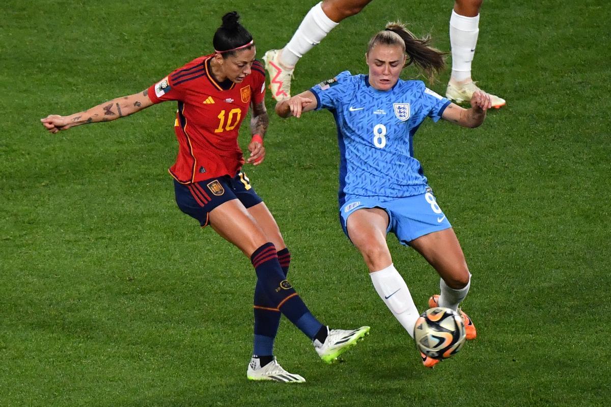 Sydney (Australia), 20/08/2023.- Jennifer Hermoso of Spain (L) and Georgia Stanway of England in action during the FIFA Women's World Cup 2023 Final soccer match between Spain and England at Stadium Australia in Sydney, Australia, 20 August 2023. (Mundial de Fútbol, España) EFE/EPA/BIANCA DE MARCHI AUSTRALIA AND NEW ZEALAND OUT