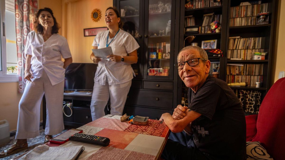 Juan Utrilla junto con su enfermera, Sílvia Hernández, y Ana López, trabajadora familiar