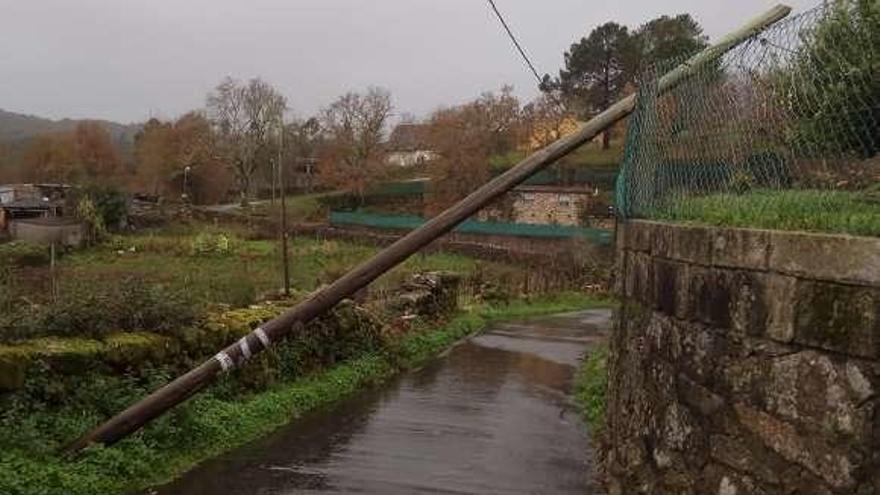 Poste caído en Buchabade. // Concello