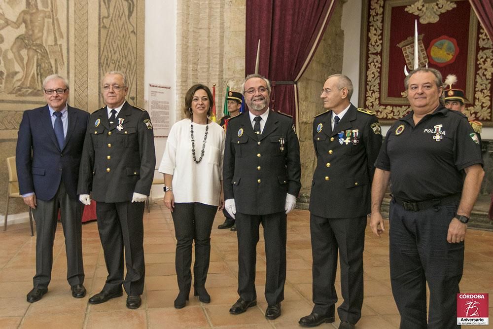 FOTOGALERÍA / Distinciones para la Policía Local en su día.