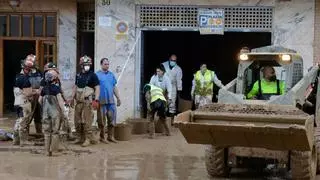 La zona cero mira a los garajes: "Las aguas fecales se mezclan con el lodo"