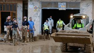 Los vecinos de Paiporta en las laboras de limpieza.