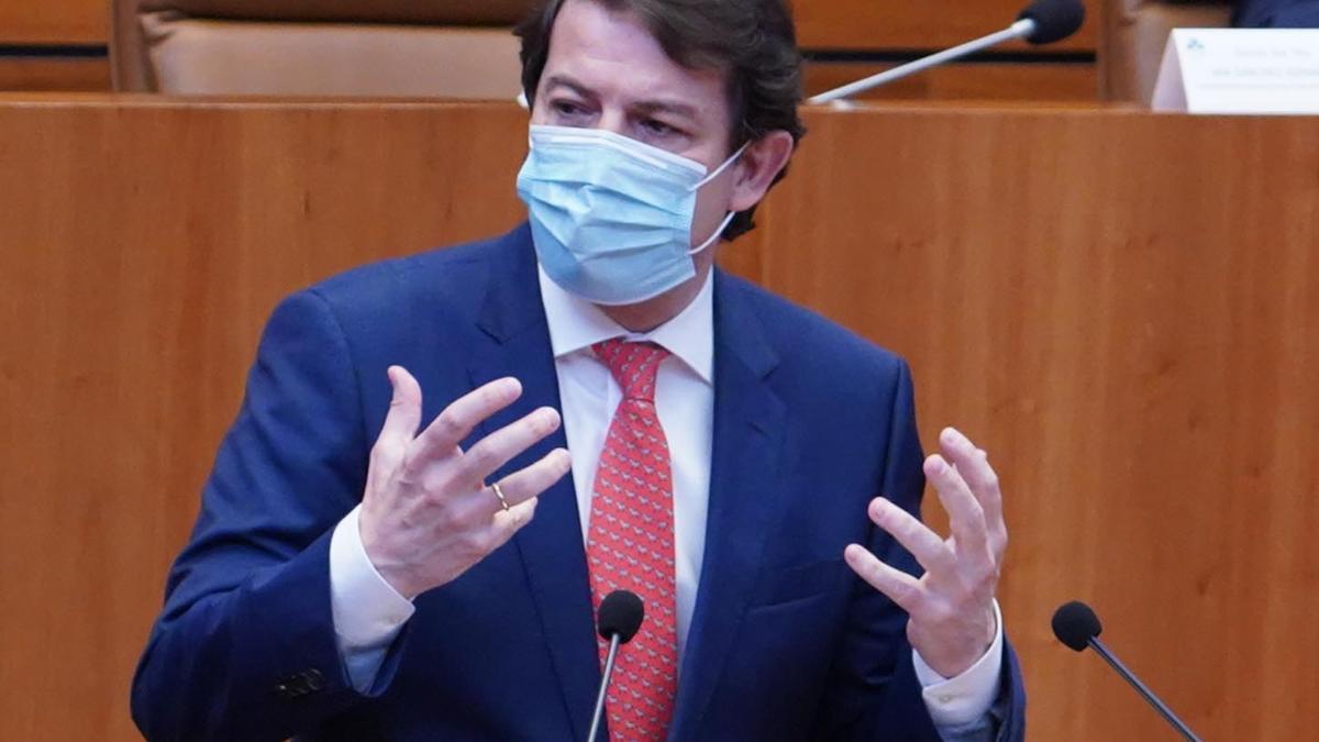 Fernández Mañueco, durante su intervención ayer en las Cortes.