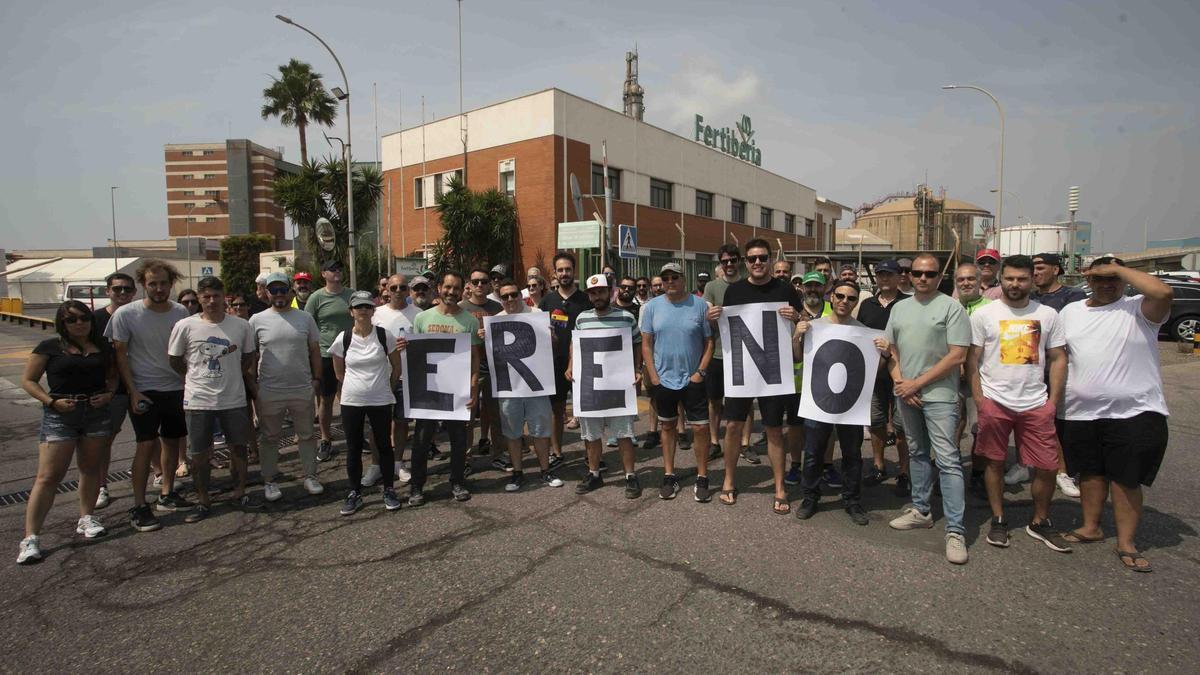 Los trabajadores de Fertiberia inician su primera jornada de huelga en el Port de Sagunt