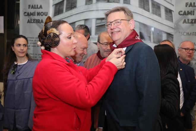 Ximo Puig visita las fallas de Alzira