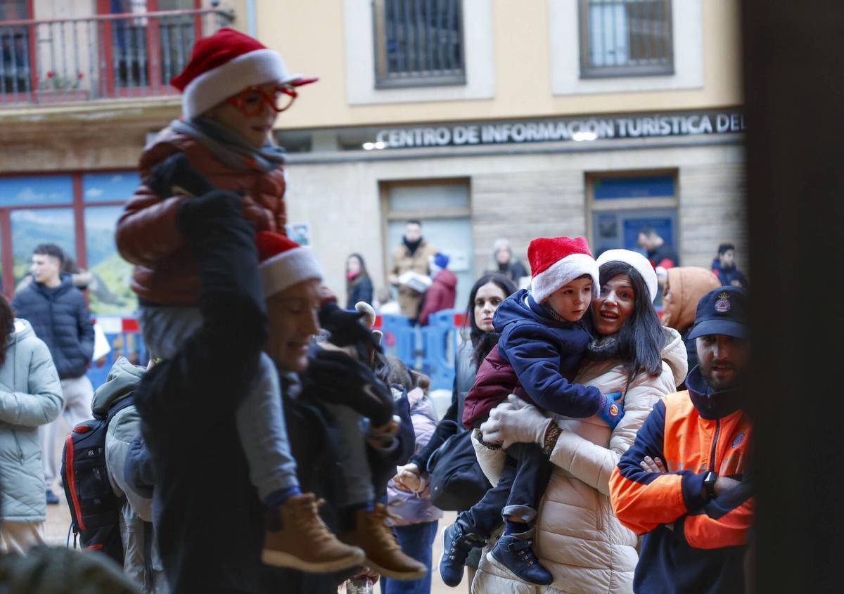 Papá Noel recibe a los niños en el Ayuntamiento de Oviedo tras suspenderse la Cabalgata