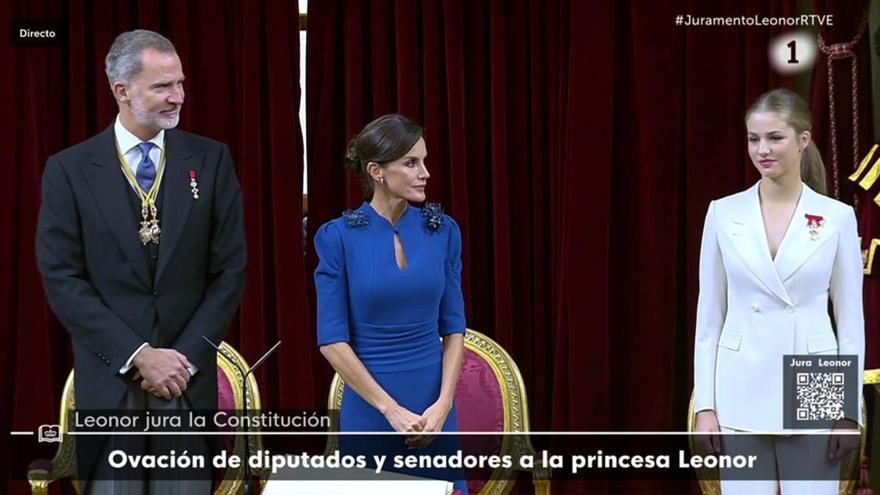 Un micro abierto se cuela en TVE durante la ovación a la princesa Leonor: &quot;Cuánto dura, ¿no?&quot;