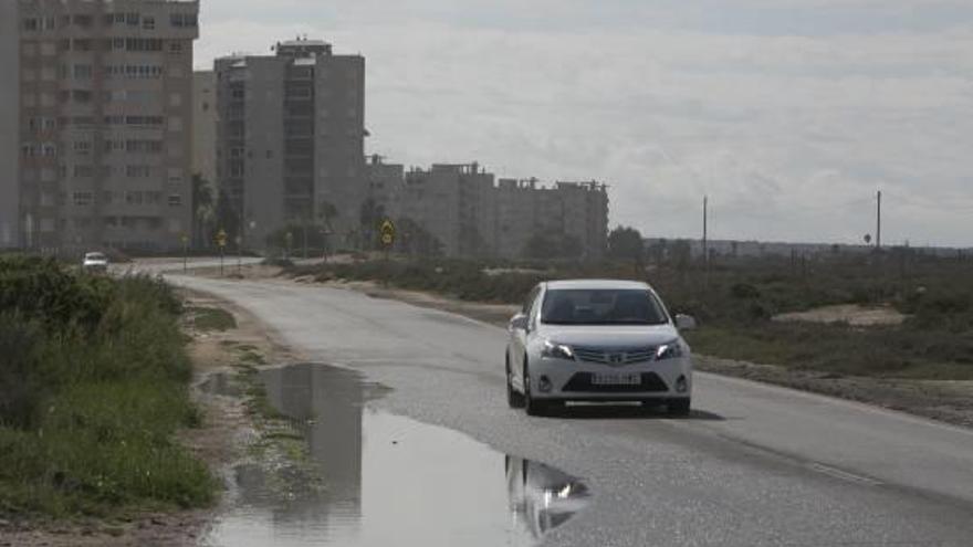 Tramo de la carretera de Urbanova, en una imagen reciente tras un día de lluvias.