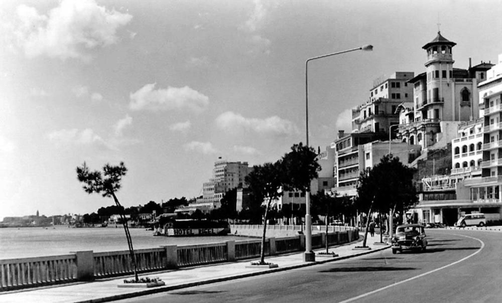 Tras dos décadas de obras, el Passeig Marítim se inauguró en 1961, provocando un cambio radical en la fisonomía del puerto. Llegaron los edificios, la oferta de ocio y el tráfico.