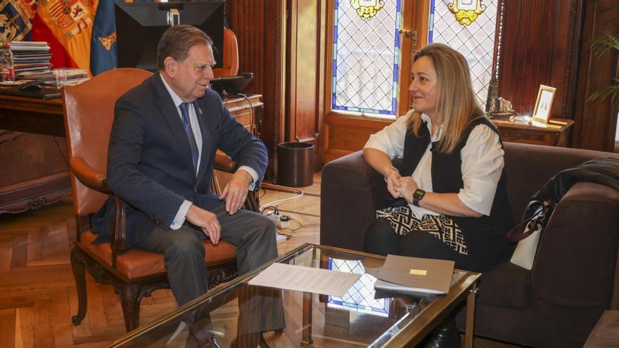 Reunión del alcalde de Oviedo, Alfredo Canteli y la consejera de Educación, Lydia Espina.