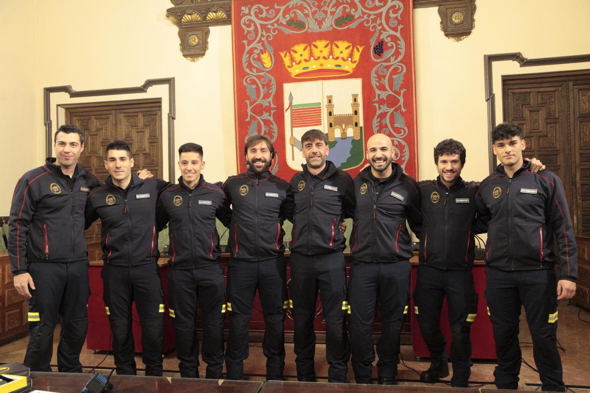 Los ocho nuevos bomberos de Zamora tras tomar posesión.