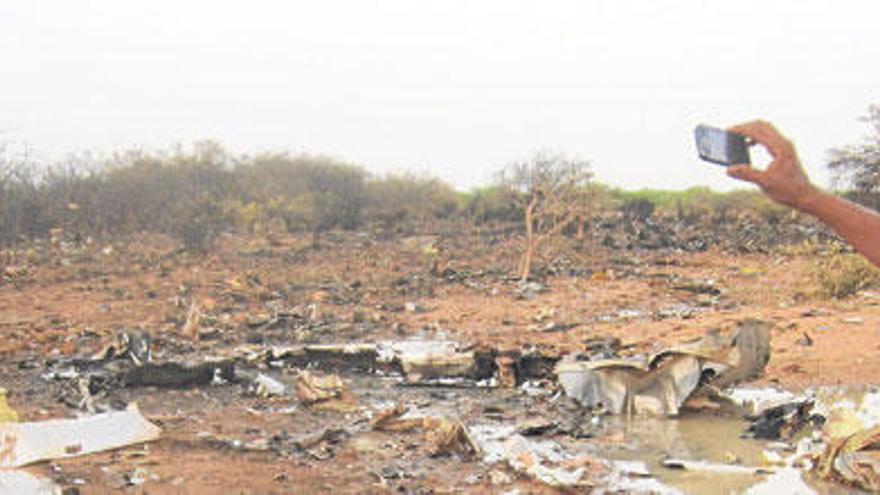 Un hombre fotografía los restos del avión siniestrado, ayer en Gossi (Mali)