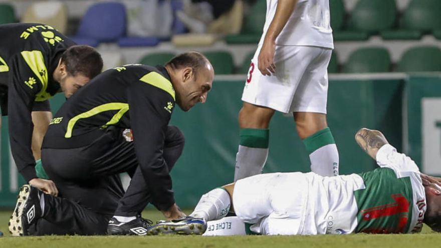 Josan, junto al doctor Quesada, en el suelo, con sensibles muestras de dolor tras recibir el golpe