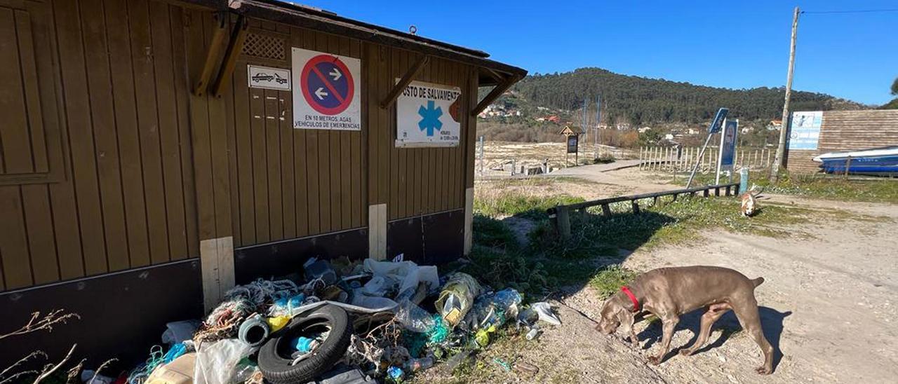 Residuos depositados junto a la playa de Liméns, que el Concello retira periódicamente.