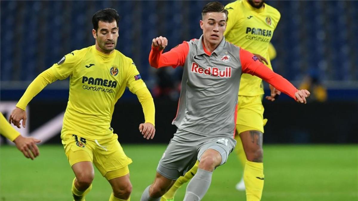 El jugador del Salzburg Luka Sučić conduce el balón frente a Manu Trigueros.