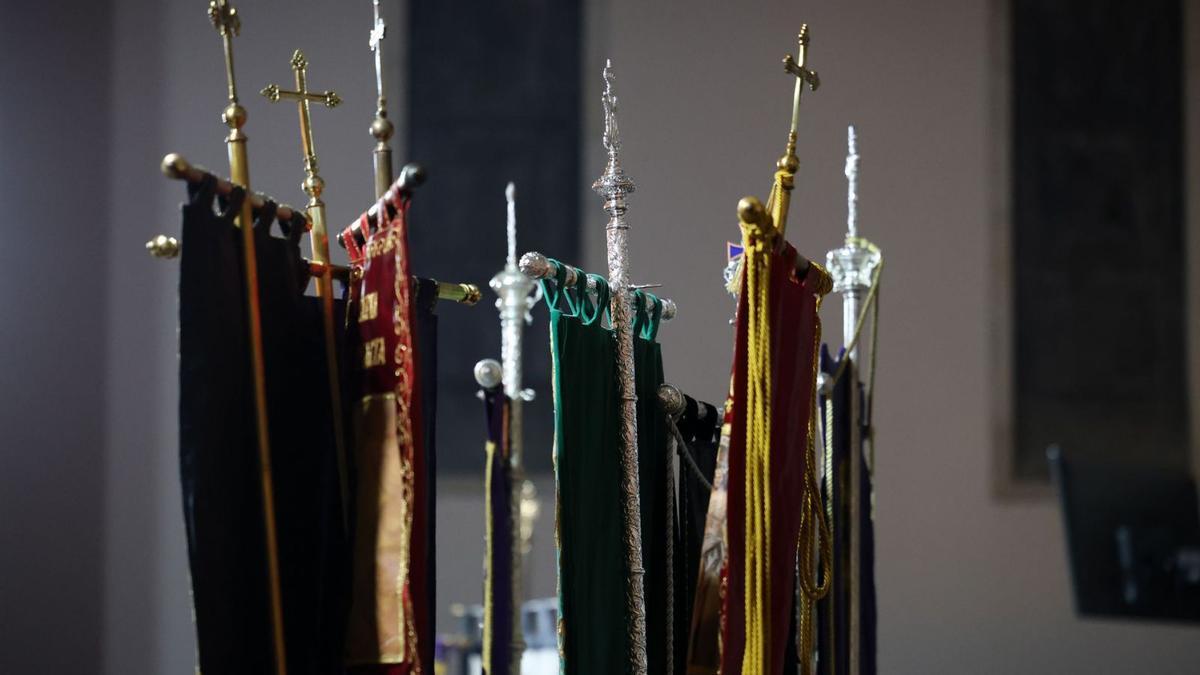 Estandartes de las cofradías durante la presentación de los actos y la lectura del pregón de la Semana Santa.  | TONI ESCOBAR