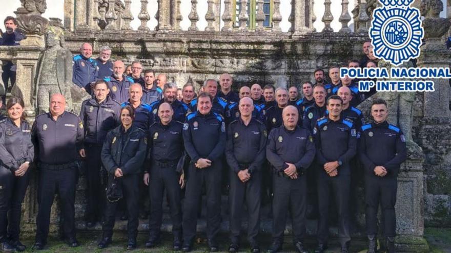 Mandos de la Policía Nacional y Local reunidos el jueves en Mariñán. |   // MINISTERIO DEL INTERIOR