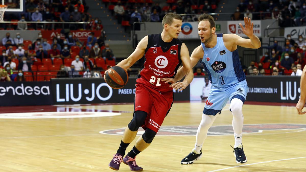 Adam Waczynski trata de zafarse de un rival en el partido ante el Breogán.