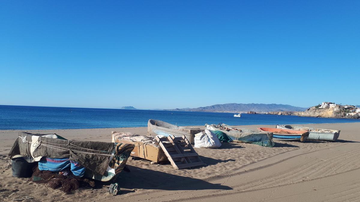 Barcos pesqueros en una playa de Mazarrón