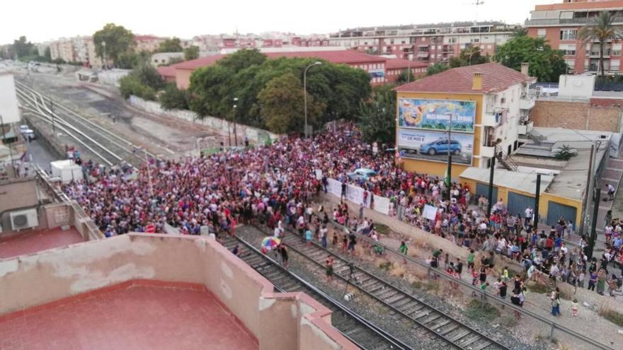 Los manifestantes han bloqueado el paso a nivel de Torre de Romo.