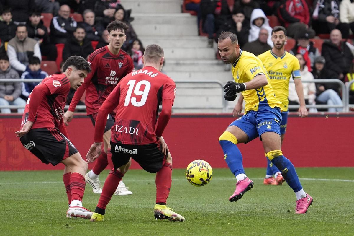 Jesé Rodríguez remata rodeado de defensores del Mirandés.