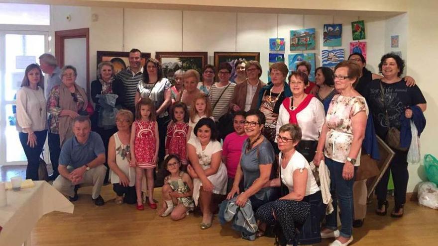 Foto de familia de los artistas, ayer, en la Casa de Cultura riosellana.