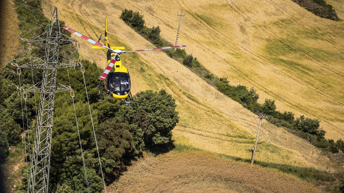 Endesa revisa amb helicòpter les línies elèctriques al Bages