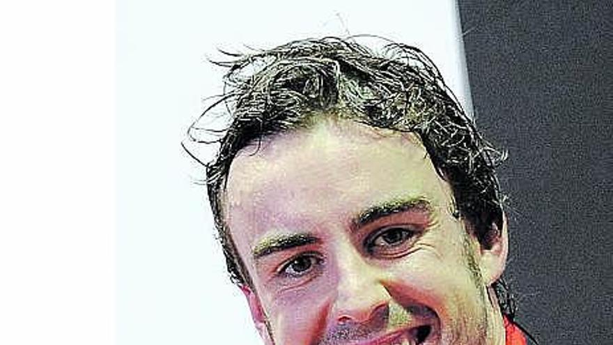Fernando Alonso, sonriente antes de subir al podio. / reuters