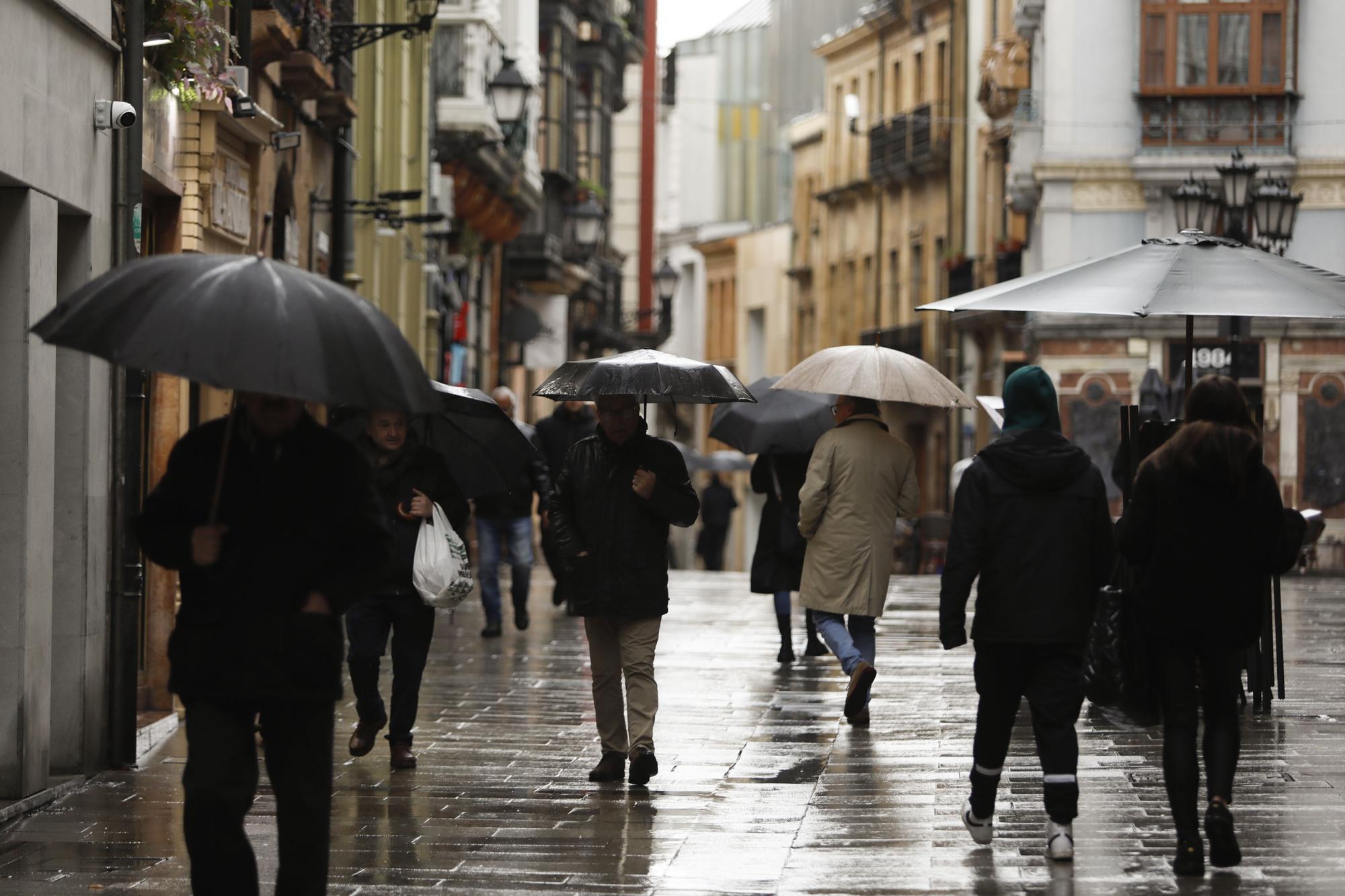 EN IMÁGENES: El temporal en Asturias deja las primeras inundaciones por las lluvias, incidencias en los trenes y vuelos suspendidos