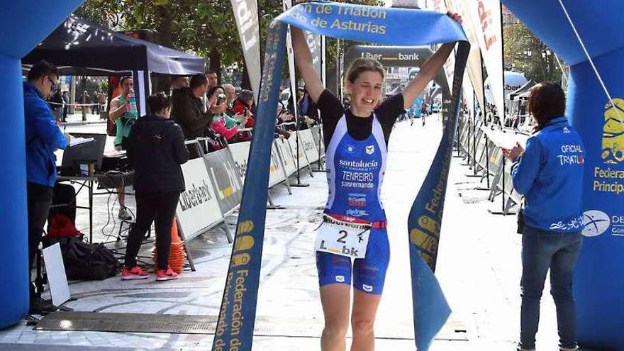 Beatriz Tenreiro, cruzando la meta como ganadora del II Duatlón de Oviedo, el pasado mes de abril.