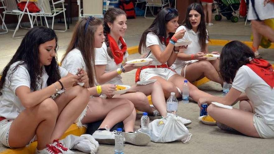 Un grupo de amigas charlan durante la comida.