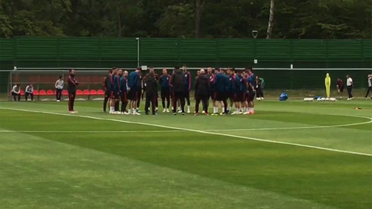 Hierro charló con sus jugadores antes del entrenamiento en Kaliningrado